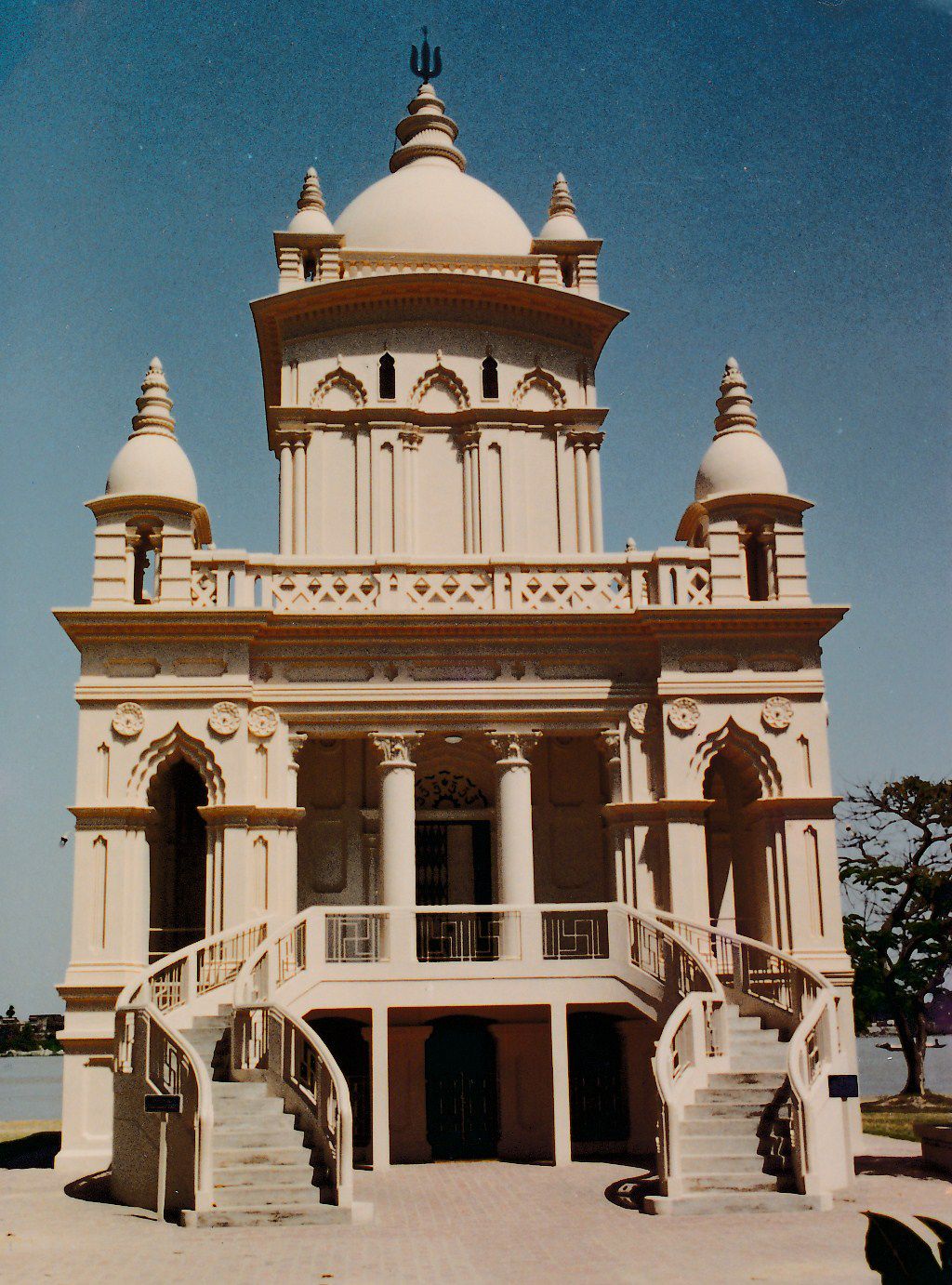 16 Swami Vivekananda Temple at Belur Math - Photo 1