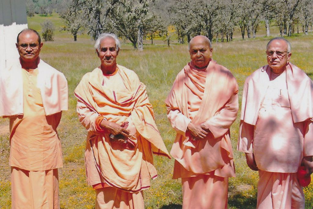2006-6-19 Shanti Ashram - Photo 3 Swamis Ishtananda, Aparananda, Prabuddhananda, Prapannananda